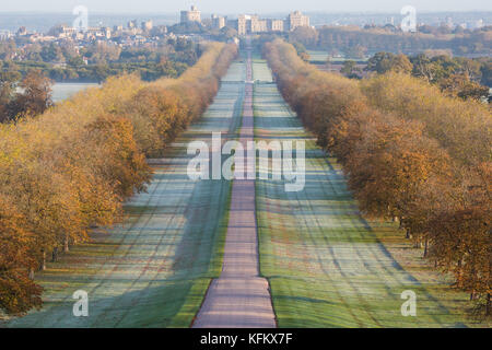 Windsor, Großbritannien. 30 Okt, 2017. de Wetter. ein Frost gesäumten Herbst Blick auf den langen Spaziergang im Windsor Great Park in Richtung Schloss Windsor von Snow Hill suchen. Heute Morgen war der erste Frost im Herbst im Park. Credit: Mark kerrison/alamy leben Nachrichten Stockfoto