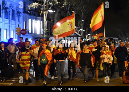 Barcelona, Spanien. Oktober 2017. Gegner einer katalanischen Trennung demonstrieren mit spanischen Nationalflaggen im Stadtzentrum von Barcelona, 29. Oktober 2017. · KEIN DRAHTLOSER SERVICE · Credit: Andrej Sokolow/dpa/Alamy Live News Stockfoto