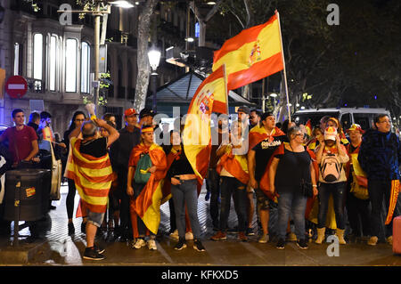 Barcelona, Spanien. Oktober 2017. Gegner einer katalanischen Trennung demonstrieren mit spanischen Nationalflaggen im Stadtzentrum von Barcelona, 29. Oktober 2017. · KEIN DRAHTLOSER SERVICE · Credit: Andrej Sokolow/dpa/Alamy Live News Stockfoto