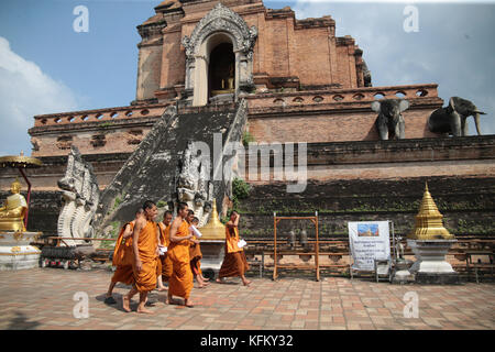 Chiang Mai, Thailand. 30 Okt, 2017. aus dem 14. Jahrhundert Wat Chedi Luang worawihan ist ein Bürgermeister Zentrum für buddhistische Studien, heute war der letzte Tag der Unterricht als Chaing Mai bereitet sich auf das Laternenfest, Mönche wurden Umzug unter den Abschluss der Studien für morgen bereit, um den Tempel zu reinigen und die Laternen und Dekorationen in Vorbereitung der Loy Krathong und Yee pengpaul quezada - Neiman/alamy live neue Credit: Paul quezada - Neiman/alamy leben Nachrichten Stockfoto