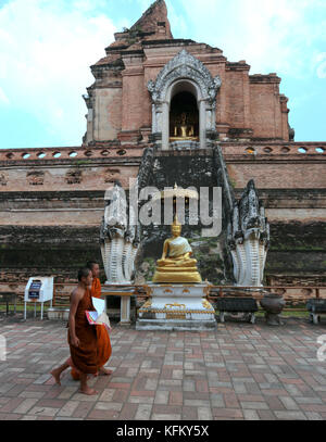 Chiang Mai, Thailand. 30 Okt, 2017. aus dem 14. Jahrhundert Wat Chedi Luang worawihan ist ein Bürgermeister Zentrum für buddhistische Studien, heute war der letzte Tag der Unterricht als Chaing Mai bereitet sich auf das Laternenfest, Mönche wurden Umzug unter den Abschluss der Studien für morgen bereit, um den Tempel zu reinigen und die Laternen und Dekorationen in Vorbereitung der Loy Krathong und Yee pengpaul quezada - Neiman/alamy live neue Credit: Paul quezada - Neiman/alamy leben Nachrichten Stockfoto