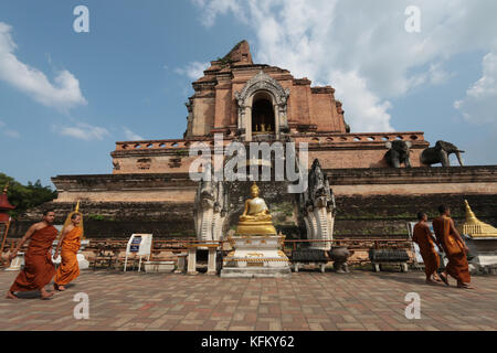 Chiang Mai, Thailand. 30 Okt, 2017. aus dem 14. Jahrhundert Wat Chedi Luang worawihan ist ein Bürgermeister Zentrum für buddhistische Studien, heute war der letzte Tag der Unterricht als Chaing Mai bereitet sich auf das Laternenfest, Mönche wurden Umzug unter den Abschluss der Studien für morgen bereit, um den Tempel zu reinigen und die Laternen und Dekorationen in Vorbereitung der Loy Krathong und Yee pengpaul quezada - Neiman/alamy live neue Credit: Paul quezada - Neiman/alamy leben Nachrichten Stockfoto