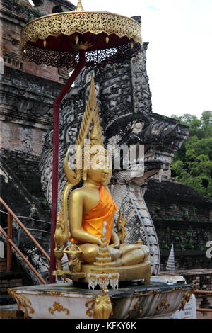 Chiang Mai, Thailand. 30 Okt, 2017. aus dem 14. Jahrhundert Wat Chedi Luang worawihan ist ein Bürgermeister Zentrum für buddhistische Studien, heute war der letzte Tag der Unterricht als Chaing Mai bereitet sich auf das Laternenfest, Mönche wurden Umzug unter den Abschluss der Studien für morgen bereit, um den Tempel zu reinigen und die Laternen und Dekorationen in Vorbereitung der Loy Krathong und Yee pengpaul quezada - Neiman/alamy live neue Credit: Paul quezada - Neiman/alamy leben Nachrichten Stockfoto