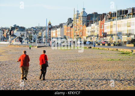 Weymouth, Großbritannien. 30 Okt, 2017. de Wetter. einen sonnigen, aber kalten Start in den Tag in Weymouth und Leute genießen am frühen Morgen am Strand credit Spaziergang: stuart Hartmut Ost/alamy leben Nachrichten Stockfoto