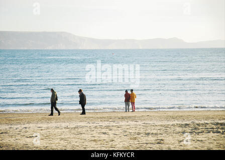 Weymouth, Großbritannien. 30 Okt, 2017. de Wetter. einen sonnigen, aber kalten Start in den Tag in Weymouth und Leute genießen am frühen Morgen am Strand credit Spaziergang: stuart Hartmut Ost/alamy leben Nachrichten Stockfoto