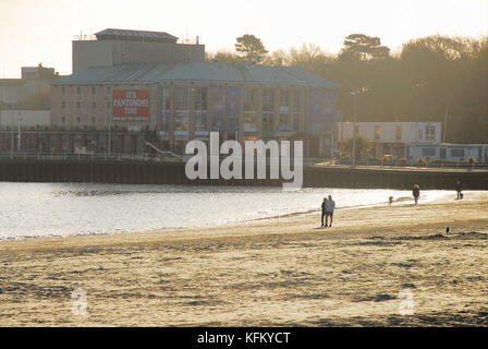 Weymouth, Großbritannien. 30 Okt, 2017. de Wetter. einen sonnigen, aber kalten Start in den Tag in Weymouth und Leute genießen am frühen Morgen am Strand credit Spaziergang: stuart Hartmut Ost/alamy leben Nachrichten Stockfoto