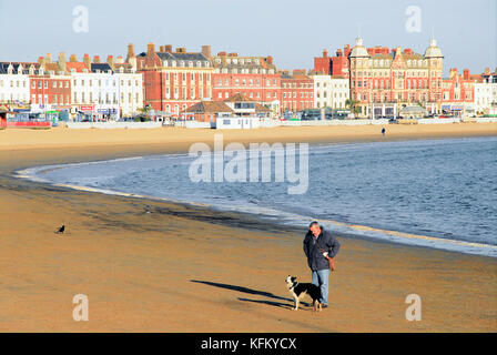 Weymouth, Großbritannien. 30 Okt, 2017. de Wetter. einen sonnigen, aber kalten Start in den Tag in Weymouth und die Menschen können ihre Hunde Übung am Strand wieder, jetzt wo die Weihnachtszeit ist über Credit: stuart Hartmut Ost/alamy leben Nachrichten Stockfoto