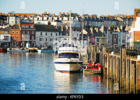 Weymouth, Großbritannien. 30 Okt, 2017. de Wetter. Weymouth, Großbritannien. 30. Oktober 2017 - einen sonnigen, aber kalten Start in den Tag in der historischen alten Hafen von Weymouth Credit: stuart Hartmut Ost/alamy leben Nachrichten Stockfoto