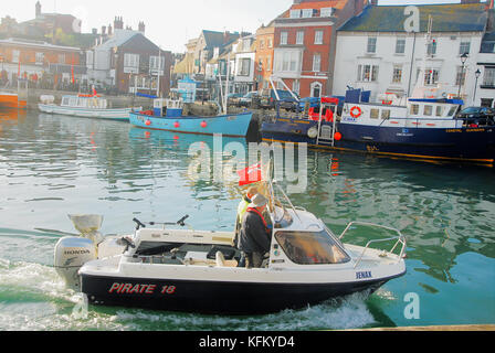 Weymouth, Großbritannien. 30 Okt, 2017. de Wetter. einen sonnigen, aber kalten Start in den Tag in der historischen alten Hafen von Weymouth Credit: stuart Hartmut Ost/alamy leben Nachrichten Stockfoto