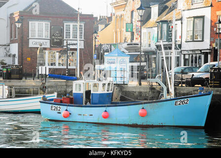 Weymouth, Großbritannien. 30 Okt, 2017. de Wetter. einen sonnigen, aber kalten Start in den Tag in der historischen alten Hafen von Weymouth Credit: stuart Hartmut Ost/alamy leben Nachrichten Stockfoto