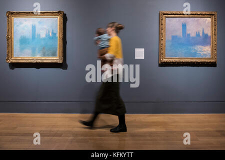 London, Großbritannien. 30 Okt, 2017. Gemälde von berühmten monets Houses of Parliament Serie - Die EY Ausstellung: Impressionisten in London, französische Künstler im Exil (1870-1904) in der Tate Britain. Es versammelt über 100 Werke von Impressionisten in der ersten großen Ausstellung, die Geschichten der französischen Künstler, die Zuflucht in Großbritannien während des Deutsch-Französischen Krieges gesucht. Die Ausstellung läuft vom 2. November 2017 bis 29. April 2018. Credit: Guy Bell/Alamy leben Nachrichten Stockfoto