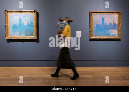 London, Großbritannien. 30 Okt, 2017. Gemälde von berühmten monets Houses of Parliament Serie - Die EY Ausstellung: Impressionisten in London, französische Künstler im Exil (1870-1904) in der Tate Britain. Es versammelt über 100 Werke von Impressionisten in der ersten großen Ausstellung, die Geschichten der französischen Künstler, die Zuflucht in Großbritannien während des Deutsch-Französischen Krieges gesucht. Die Ausstellung läuft vom 2. November 2017 bis 29. April 2018. Credit: Guy Bell/Alamy leben Nachrichten Stockfoto