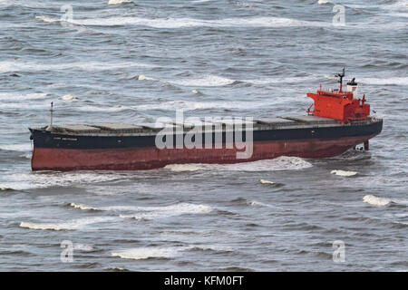 Langeoog, Deutschland. 30. Oktober 2017. Das Frachtschiff 'Glory Amsterdam' ist am 30. Oktober 2017 in der Deutschen Bucht vor Langeoog gestrandet. Der Sturm „Herwart“ trieb den Massengutfrachter auf eine Sandbank. Das zentrale Kommando für maritime Notfälle plant die Rettung des Schiffes am Abend. Kredit: Mohssen Assanimoghaddam/dpa/Alamy Live Nachrichten Stockfoto