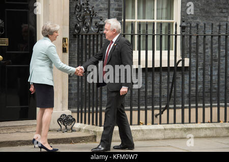 Downing Street, London, Großbritannien. Oktober 2017. Premierministerin Theresa May begrüßt die erste Ministerin von Wales, Carwyn Jones, in der Downing Street. Quelle: Malcolm Park/Alamy Live News. Stockfoto