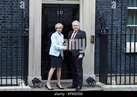 London, Großbritannien. 30 Okt, 2017. Premierminister Theresa der erste Minister von Wales begrüßen dürfen Carwyn Jones zu Nummer 10 Downing Street, London Quelle: Alan d West/alamy leben Nachrichten Stockfoto