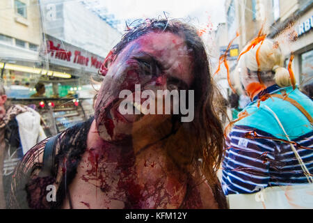 Bristol, UK. 28. Oktober 2017. verkleidet als Zombies in Bristol zombie Walk 2017 bereit für Halloween Gutschrift teilhaben: Shaun Jones/alamy leben Nachrichten Stockfoto