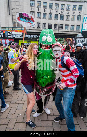 Bristol, UK. 28. Oktober 2017. verkleidet als Zombies in Bristol zombie Walk 2017 bereit für Halloween Gutschrift teilhaben: Shaun Jones/alamy leben Nachrichten Stockfoto