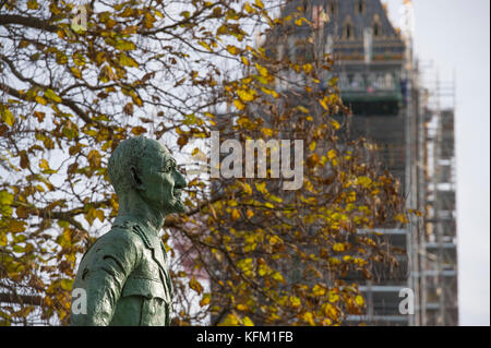 Westminster, London, Großbritannien. 30. Oktober 2017. Sonnenschein und Herbstfarben rund um Westminster im Zentrum von London bei kühlen Temperaturen. Jan Smuts Statue auf dem Parliament Square mit Herbstlaub und Big Ben, Gerüst bedeckt. Quelle: Malcolm Park/Alamy Live News. Stockfoto