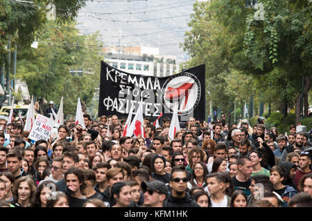 Athen, Griechenland. 30. Oktober, 2017. Studenten Rally holding Fahnen und riefen Parolen gegen die Regierung. Tausende Grundschule Studenten auf die Straße, um gegen die Reformen in Bildung und Personalmangel zu demonstrieren. © Nikolas Georgiou/Alamy leben Nachrichten Stockfoto