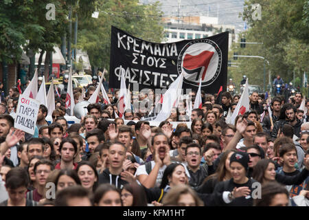 Athen, Griechenland. 30. Oktober, 2017. Studenten Rally holding Fahnen und riefen Parolen gegen die Regierung. Tausende Grundschule Studenten auf die Straße, um gegen die Reformen in Bildung und Personalmangel zu demonstrieren. © Nikolas Georgiou/Alamy leben Nachrichten Stockfoto