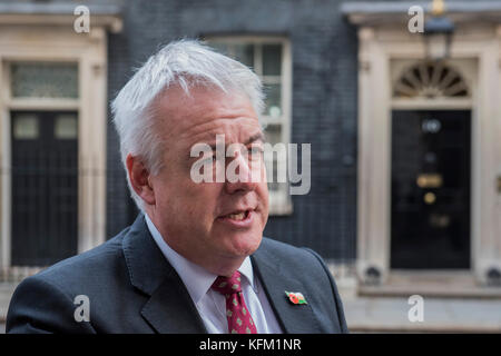 London, Großbritannien. 30. Oktober, 2017. Erster Minister von Wales, Carwyn Jones, in Downing Street nach einem Treffen mit dem Premierminister. Credit: Guy Bell/Alamy leben Nachrichten Stockfoto