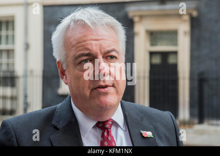 London, Großbritannien. 30. Oktober, 2017. Erster Minister von Wales, Carwyn Jones, in Downing Street nach einem Treffen mit dem Premierminister. Credit: Guy Bell/Alamy leben Nachrichten Stockfoto