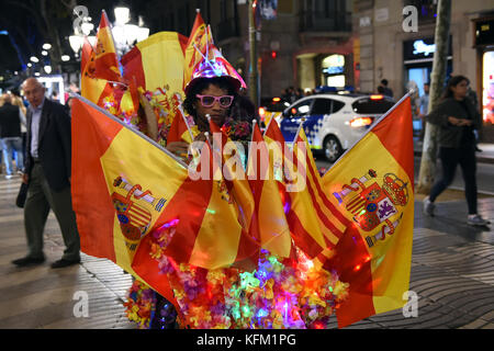 Der Lichtkünstler Jamal fährt auf seinem bunt verzierten Fahrrad mit spanischen Fahnen durch Barcelona, 29. Oktober 2017. Jamal, jamaikanischer Herkunft, befestigte mehrere Papierblumen, Lichterketten und spanische Fahnen an seinem Fahrrad und fährt nachts durch die Straßen. "Dies ist meine persönliche Demonstration für die Einheit Spaniens", sagt Jamal. Foto: Andrej Sokolow/dpa Stockfoto