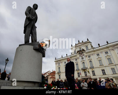 Präsidentschaftskandidat Jiri Drahos legte symbolisch Blumen an der Statue des ersten tschechoslowakischen Präsidenten Tomas Garrigue Masaryk (1918–1935) auf dem Hradcany-Platz in Prag am Samstag, den 28. Oktober 2017. „In diesem Jahr nehme ich als Präsidentschaftskandidat an der Veranstaltung Teil, aber in den vergangenen Jahren habe ich immer Solidarität mit den Rektoren zum Ausdruck gebracht“, sagte Drahos, ein ehemaliger Leiter der tschechischen Wissenschaftsakademie, gegenüber CTK. Er sagte, er sei mit der Position, die Zeman bei der Benennung neuer Professoren einnahm, nicht einverstanden. Drahos wird am Abend auch nicht zur offiziellen Akte gehen. Seit Zeman aufgehört hat, Rektoren zu eingeladen Stockfoto