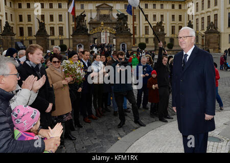 Präsidentschaftskandidat Jiri Drahos legte symbolisch Blumen an der Statue des ersten tschechoslowakischen Präsidenten Tomas Garrigue Masaryk (1918–1935) auf dem Hradcany-Platz in Prag am Samstag, den 28. Oktober 2017. „In diesem Jahr nehme ich als Präsidentschaftskandidat an der Veranstaltung Teil, aber in den vergangenen Jahren habe ich immer Solidarität mit den Rektoren zum Ausdruck gebracht“, sagte Drahos, ein ehemaliger Leiter der tschechischen Wissenschaftsakademie, gegenüber CTK. Er sagte, er sei mit der Position, die Zeman bei der Benennung neuer Professoren einnahm, nicht einverstanden. Drahos wird am Abend auch nicht zur offiziellen Akte gehen. Seit Zeman aufgehört hat, Rektoren zu eingeladen Stockfoto