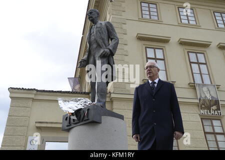 Präsidentschaftskandidat Jiri Drahos legte symbolisch Blumen an der Statue des ersten tschechoslowakischen Präsidenten Tomas Garrigue Masaryk (1918–1935) auf dem Hradcany-Platz in Prag am Samstag, den 28. Oktober 2017. „In diesem Jahr nehme ich als Präsidentschaftskandidat an der Veranstaltung Teil, aber in den vergangenen Jahren habe ich immer Solidarität mit den Rektoren zum Ausdruck gebracht“, sagte Drahos, ein ehemaliger Leiter der tschechischen Wissenschaftsakademie, gegenüber CTK. Er sagte, er sei mit der Position, die Zeman bei der Benennung neuer Professoren einnahm, nicht einverstanden. Drahos wird am Abend auch nicht zur offiziellen Akte gehen. Seit Zeman aufgehört hat, Rektoren zu eingeladen Stockfoto