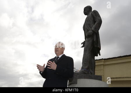 Präsidentschaftskandidat Jiri Drahos legte symbolisch Blumen an der Statue des ersten tschechoslowakischen Präsidenten Tomas Garrigue Masaryk (1918–1935) auf dem Hradcany-Platz in Prag am Samstag, den 28. Oktober 2017. „In diesem Jahr nehme ich als Präsidentschaftskandidat an der Veranstaltung Teil, aber in den vergangenen Jahren habe ich immer Solidarität mit den Rektoren zum Ausdruck gebracht“, sagte Drahos, ein ehemaliger Leiter der tschechischen Wissenschaftsakademie, gegenüber CTK. Er sagte, er sei mit der Position, die Zeman bei der Benennung neuer Professoren einnahm, nicht einverstanden. Drahos wird am Abend auch nicht zur offiziellen Akte gehen. Seit Zeman aufgehört hat, Rektoren zu eingeladen Stockfoto