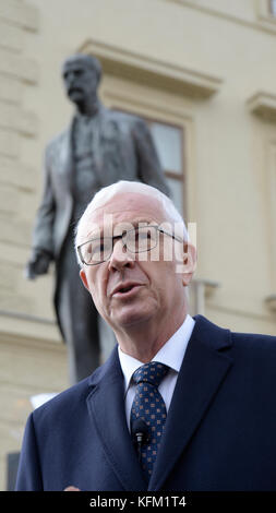 Präsidentschaftskandidat Jiri Drahos legte symbolisch Blumen an der Statue des ersten tschechoslowakischen Präsidenten Tomas Garrigue Masaryk (1918–1935) auf dem Hradcany-Platz in Prag am Samstag, den 28. Oktober 2017. „In diesem Jahr nehme ich als Präsidentschaftskandidat an der Veranstaltung Teil, aber in den vergangenen Jahren habe ich immer Solidarität mit den Rektoren zum Ausdruck gebracht“, sagte Drahos, ein ehemaliger Leiter der tschechischen Wissenschaftsakademie, gegenüber CTK. Er sagte, er sei mit der Position, die Zeman bei der Benennung neuer Professoren einnahm, nicht einverstanden. Drahos wird am Abend auch nicht zur offiziellen Akte gehen. Seit Zeman aufgehört hat, Rektoren zu eingeladen Stockfoto