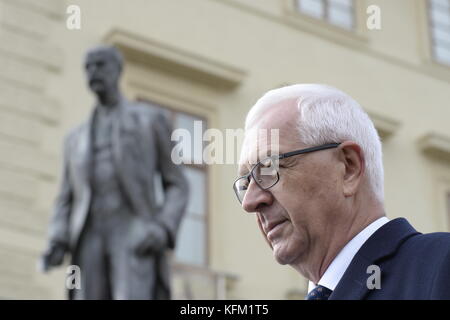 Präsidentschaftskandidat Jiri Drahos legte symbolisch Blumen an der Statue des ersten tschechoslowakischen Präsidenten Tomas Garrigue Masaryk (1918–1935) auf dem Hradcany-Platz in Prag am Samstag, den 28. Oktober 2017. „In diesem Jahr nehme ich als Präsidentschaftskandidat an der Veranstaltung Teil, aber in den vergangenen Jahren habe ich immer Solidarität mit den Rektoren zum Ausdruck gebracht“, sagte Drahos, ein ehemaliger Leiter der tschechischen Wissenschaftsakademie, gegenüber CTK. Er sagte, er sei mit der Position, die Zeman bei der Benennung neuer Professoren einnahm, nicht einverstanden. Drahos wird am Abend auch nicht zur offiziellen Akte gehen. Seit Zeman aufgehört hat, Rektoren zu eingeladen Stockfoto