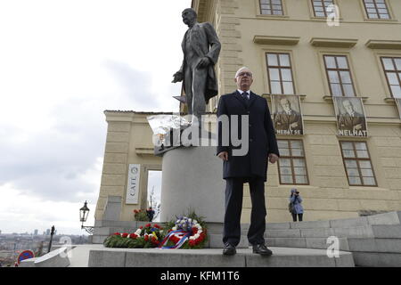 Präsidentschaftskandidat Jiri Drahos legte symbolisch Blumen an der Statue des ersten tschechoslowakischen Präsidenten Tomas Garrigue Masaryk (1918–1935) auf dem Hradcany-Platz in Prag am Samstag, den 28. Oktober 2017. „In diesem Jahr nehme ich als Präsidentschaftskandidat an der Veranstaltung Teil, aber in den vergangenen Jahren habe ich immer Solidarität mit den Rektoren zum Ausdruck gebracht“, sagte Drahos, ein ehemaliger Leiter der tschechischen Wissenschaftsakademie, gegenüber CTK. Er sagte, er sei mit der Position, die Zeman bei der Benennung neuer Professoren einnahm, nicht einverstanden. Drahos wird am Abend auch nicht zur offiziellen Akte gehen. Seit Zeman aufgehört hat, Rektoren zu eingeladen Stockfoto