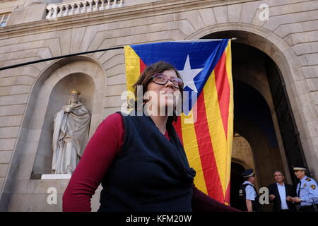 Barcelona, Spanien 30. Okt 2017. eulària neuzuteilung ich Cura, Mitglied der katalanischen cup Partei außerhalb Mairie ou Casa de La Ciutat (Rathaus) Stockfoto