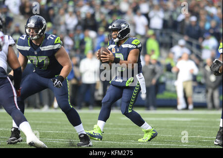 Oktober 29, 2017 - Seattle, Washington, USA - Seattle quarterback RUSSELL WILSON (3), die in Aktion als die Houston Texans besuchen Sie die Seattle Seahawks für ein NFL Spiel im Century Link Feld in Seattle, WA. (Bild: © Jeff Halstead über ZUMA Draht) Stockfoto