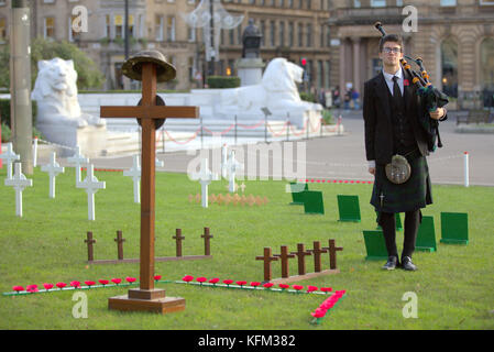 Glasgow, Schottland, Großbritannien 30 Uhr Oktober. Die Erinnerung Garten auf dem George Square wurde von piper Danny haggerty vor seiner Einweihung morgen besucht und wie die Stadt beginnt seinen Weg in Richtung der Erinnerung Sonntag gibt es ein poppy Appeal pop up Shop auf der Buchanan Street. Credit gerard Fähre / alamy Nachrichten Stockfoto