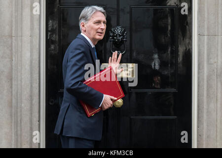 London, Großbritannien. 30. Oktober, 2017. Philip Hammond - klopft an die Tür der Nummer 10 Downing Street. London 30 Okt 2017. Credit: Guy Bell/Alamy leben Nachrichten Stockfoto