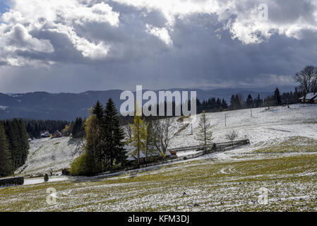 Stare Hamry, Tschechische Republik. 30. Oktober 2017. Der erste Schnee in diesem Jahr erscheint in Mährisch-Schlesischen Beskiden am Montag, dem 30. Oktober 2017. Quelle: Drahoslav Ramik/CTK Photo/Alamy Live News Stockfoto