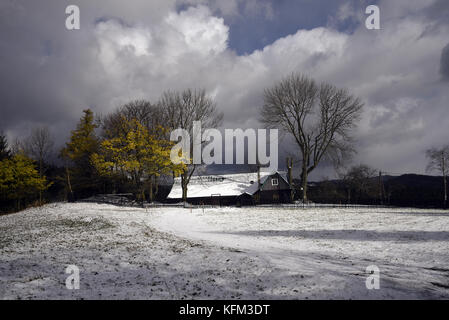 Stare Hamry, Tschechische Republik. 30. Oktober 2017. Der erste Schnee in diesem Jahr erscheint in Mährisch-Schlesischen Beskiden am Montag, dem 30. Oktober 2017. Quelle: Drahoslav Ramik/CTK Photo/Alamy Live News Stockfoto