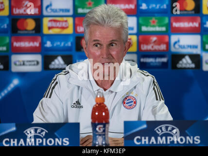 Glasgow, Großbritannien. Oktober 2017. Cheftrainer des FC Bayern München, Jupp Heynckes, bei einer Pressekonferenz im Celtic Park in Glasgow, Schottland, am 30. Oktober 2017. München trifft am 31. Oktober 2017 in einem Champions League Gruppenspiel auf Celtic Glasgow. Kredit: Sven Hoppe/dpa/Alamy Live News Stockfoto