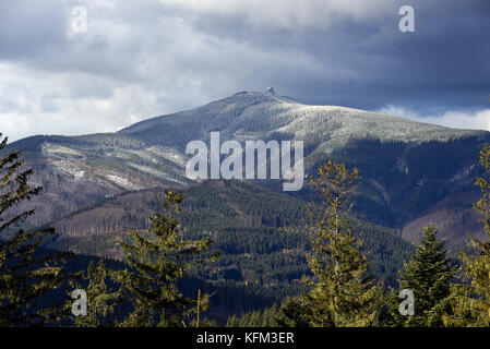 Stare Hamry, Tschechische Republik. 30. Oktober 2017. Der erste Schnee in diesem Jahr erscheint in Mährisch-Schlesischen Beskiden am Montag, dem 30. Oktober 2017. Auf dem Foto ist der höchste Punkt der Berg Lysa hora. Quelle: Drahoslav Ramik/CTK Photo/Alamy Live News Stockfoto