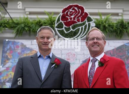 Los Angeles, Kalifornien, USA. 30. Oktober 2017. Turnier of Roses Präsident Lance Tibbet, rechts, stellt den Schauspieler Gary Sinise als großen marshall für die 129. Turnier of Roses Parade im Tournament House in Pasadena, Kalifornien, am Montag, den 30. Oktober 2017 vor. Sinise wird als Grand Marshal der Rose Parade 2018 dienen, die am Neujahrstag in Pasadena am 1. Januar 2018 das Thema „Making a Difference“ zeigt. Quelle: Ringo Chiu/ZUMA Wire/Alamy Live News Stockfoto