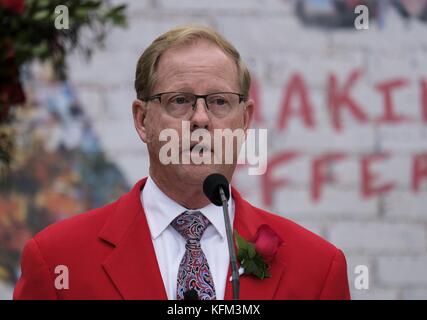 Los Angeles, Kalifornien, USA. 30. Oktober 2017. Der Präsident des Turniers of Roses Lance Tibbet stellt den Schauspieler Gary Sinise am Montag, den 30. Oktober 2017, als marshall für die 129. Tournament of Roses Parade im Tournament House in Pasadena, Kalifornien vor. Sinise wird als Grand Marshal der Rose Parade 2018 dienen, die am Neujahrstag in Pasadena am 1. Januar 2018 das Thema „Making a Difference“ zeigt. Quelle: Ringo Chiu/ZUMA Wire/Alamy Live News Stockfoto