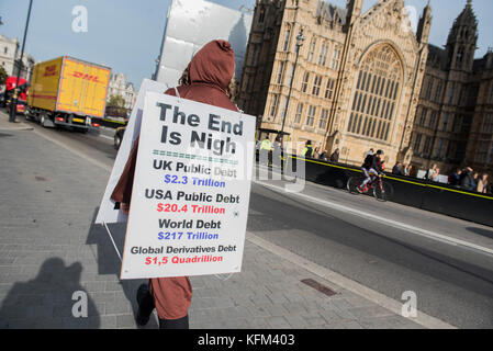 London, Großbritannien. 30. Oktober, 2017. Ein Mann mit einem Sandwich board und behauptete, dass "Das Ende ist nah", Schritte hin und her außerhalb des Parlaments. London 30 Okt 2017. Credit: Guy Bell/Alamy leben Nachrichten Stockfoto