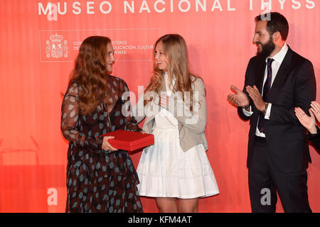 Francesca Thyssen-Bornemisza und Eleonore von Habsburg mit Borja Thyssen anlässlich des 25. Jahrestages des Thyssen-Bornemisza Nationalmuseums in Madrid am Montag, 30. Oktober 2017-. Quelle: Gtres Información más Comuniación online, S.L./Alamy Live News Stockfoto