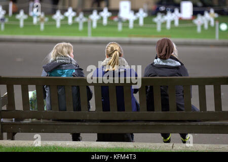 Glasgow, Schottland, Großbritannien. 30 Okt, 2017. Die Erinnerung Garten auf dem George Square von piper Danny haggerty vor seiner Einweihung morgen besucht wurde und wie die Stadt beginnt seinen Weg in Richtung der Erinnerung Sonntag gibt es ein poppy Appeal pop up Shop auf der Buchanan Street. Credit: Gerard Fähre / alamy leben Nachrichten Stockfoto