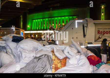 Verlassene Bettdecken von Teenagerfans, die die ganze Nacht ausgeschlafen haben, um die Harry Styles von One Direction im Eventim Apollo in Hammersmith, London, England, Großbritannien, zu sehen Stockfoto