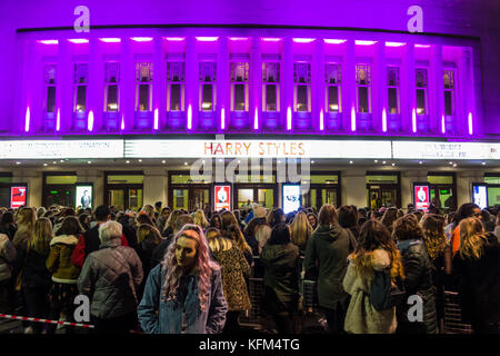 London, England, UK. 30 Okt, 2017. Teenage Fans Schlange für eine Richtung von Harry Styles, außerhalb der Eventim in Hammersmith Apollo, London, UK Credit: Benjamin John/Alamy leben Nachrichten Stockfoto