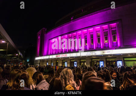 Teenager-Fans, die sich vor dem Eventim Apollo in Hammersmith, London, Großbritannien, für die Harry Styles einer Regie anstellen Stockfoto